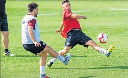  ??  ?? SE EXPRIME. Unai López presiona la salida de balón de Beñat en la soleada sesión de ayer en Lezama.