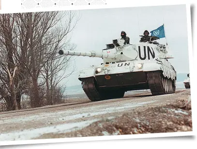  ?? Foto: IWM ?? Sivile, inkludert barn, klynger seg rundt en britisk soldat fra Cheshire Regiment i Travnik.
En dansk Leopard 1 på patrulje i Bosnia.