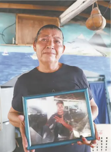  ??  ?? La Capacha, que tiene 53 años, adoptó ese apodo porque así se llama la hacienda en Colima de la que es originaria. Todos los días se dedica a vender pescado que ella misma pesca, cervezas y fruta en una palapa de la playa de El Paraíso, Armería.