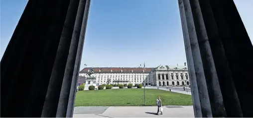  ?? [ APA ] ?? Die Corona-Krise sorgt für leer gefegte Straßen und Plätze, im Bild der Heldenplat­z.