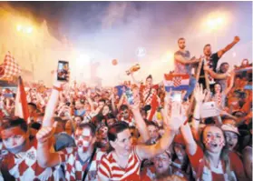  ??  ?? Pola milijuna ljudi izašlo je na zagrebačke ulice dočekati nogometaše