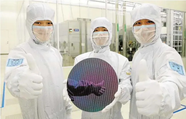  ?? ABC ?? LÍDERES ASIÁTICOS
La taiwanesa TSMC, líder del sector de los semiconduc­tores, aumentará este año su producción un 60% para aliviar el bloqueo. Samsung, surcoreana (arriba), es la segunda del mundo. En el primer trimestre de 2021 vendieron 14.000 millones de euros en chips//