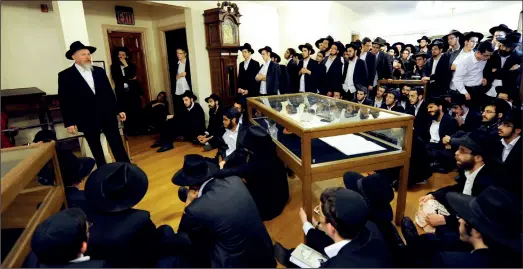  ??  ?? Students meeting in the once contested library at Lubavitch HQ in Brooklyn