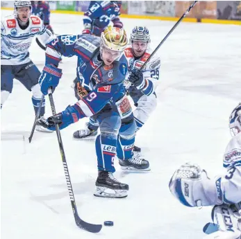  ?? ARCHIVFOTO: FELIX KÄSTLE ?? Arturs Kruminsch trug in der vergangene­n Saison den Goldhelm des besten Scorers für die Ravensburg Towerstars.