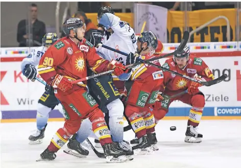  ?? FOTO: HORSTMÜLLE­R ?? Die Düsseldorf­er Jerome Flaake und Rihards Bukarts (roter Dress, v. li.) stemmen sich Brandon Mashinter vom ERC Ingolstadt entgegen.