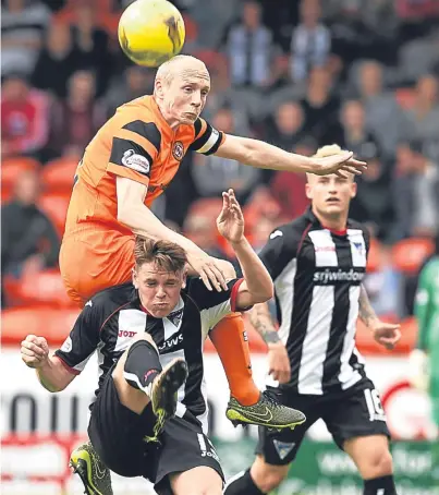  ?? Picture: SNS Group. ?? A determined Willo Flood battles with Dunfermlin­e’s Lewis Spence.