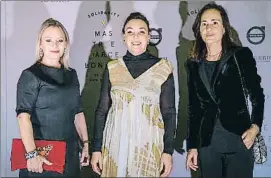  ?? DAVID AIROB ?? Subasta solidaria. En la imagen superior, Bettina Farreras, Ana Torredemer, Mercedes Arnús, Sara Puig y Maribel Rocafort. Sobre estas líneas, Flavia de Hohenlohe,de Sotheby’s; Cristina Maragall, de la Fundació Pasqual Maragall, y Alejandra Bonet, de la...