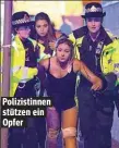  ??  ?? Polizistin­nen stützen ein Opfer