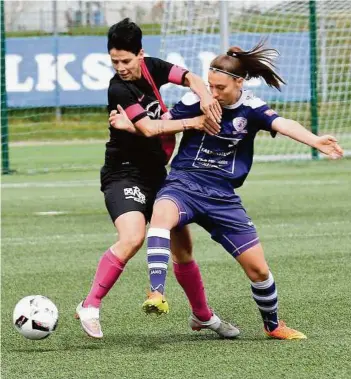  ??  ?? Derby der Kärntner Bundesligi­sten Feldkirche­n (links: Bianca Friesacher) und Spittal (Stefanie Grossgaste­iger)