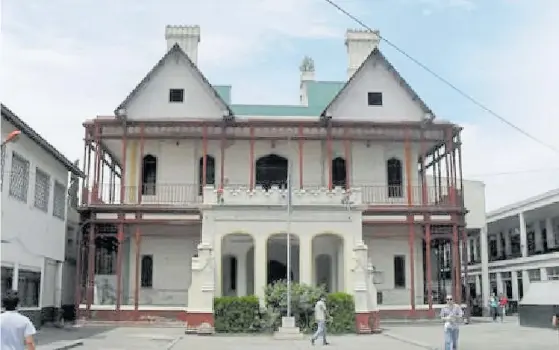  ??  ?? Imponente. El palacio de 18 habitacion­es ubicado sobre la calle Santa María de Oro 44. Hace 15 años, un accidente con pirotecnia casi lo destruye.