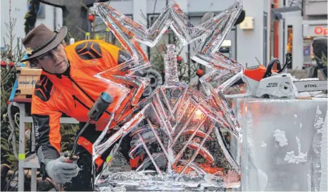  ?? FOTO: CORINNA KONZETT ?? Den letzten Feinschlif­f verpasst Christian Staber seiner Eisskulptu­r mit dem Bunsenbren­ner.