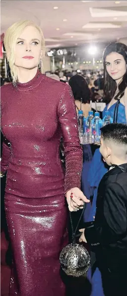  ??  ?? Media sonrisa y ceja arqueada. La modelo detrás de Nicole Kidman busca la cámara