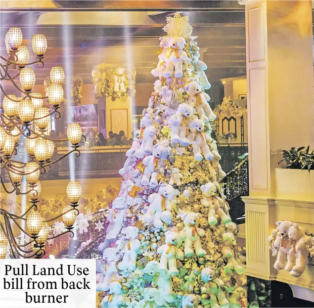  ?? PHOTOGRAPH BY YUMMIE DINGDING FOR THE DAILY TRIBUNE @tribunephl_yumi ?? Plush Christmas Sofitel Philippine Plaza Manila brings a feeling of warmth and comfort with its giant Christmas tree adorned with teddy bears.