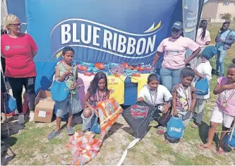  ?? L SUPPLIED ?? OCEAN View kids proudly show off the colourful kites they created.