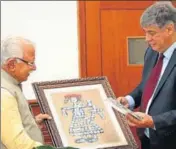  ??  ?? Haryana chief minister Manohar Lal Khattar presenting a memento to Ambassador of Portugal to India, Joao da Camara, who called on him in Chandigarh on Monday. HT PHOTO