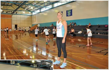  ?? Photos: Alyssa Welke ?? Queensland Firebirds player Gretel Tippett puts some netballers through their paces during a drill at the Fuel2Fly netball clinic.
