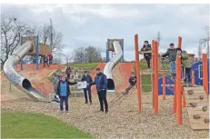  ?? FOTO: STADT MOERS ?? Mark Bochnig-Mathieu vom Kinder- und Jugendbüro übergibt den Spielplatz­paten-Ausweis an Schulleite­rin Simone Berhorst.