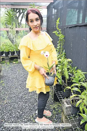  ?? Picture: MINISTRY OF AGRICULTUR­E ?? Moreen Yunus, 46, with flowers at her home in Olosara, Sigatoka.