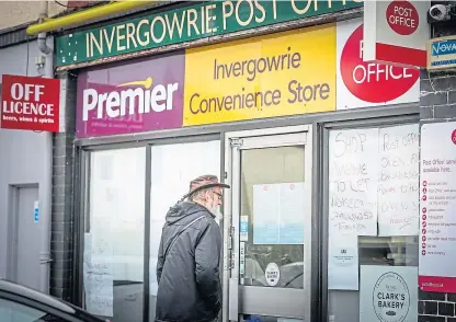  ?? Picture: Mhairi Edwards. ?? The post office shuts its doors for the last time in the shop on Thursday.