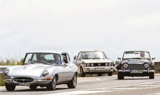  ??  ?? Trio de ases. El Jaguar E-Type S1 y el Triumph TR5, seguidos por un youngtimer de los más populares, el Golf cabrio Mk1. Debajo, el Seat 128 Sport vuelve al camión tras su puesta de largo.