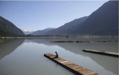  ?? JIM WILSON PHOTOS/THE NEW YORK TIMES ?? Michael Vandenobel­an, a Canadian, works on a dock in Stewart, B.C. Stewart provides many services to its neighbour across the border: Hyder, Ala.