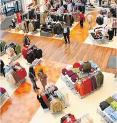  ?? FOTO: IMAGO IMAGES ?? Modeabteil­ung in einem Kaufhaus: Zunächst sollen Geschäfte bis zu einer Größe von 800 Quadratmet­ern wieder aufsperren dürfen.