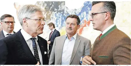  ??  ?? Im Rennen um den Kärntner Landeschef stehen sich bei der Landtagswa­hl am 4. März Peter Kaiser (li.) und Gernot Darmann (re.) gegenüber