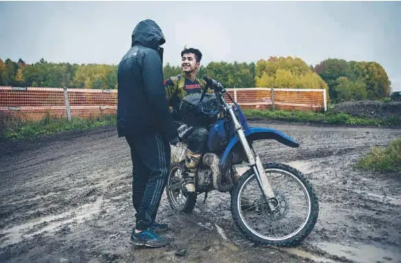  ?? FOTO: MIKAEL ANDERSSON ?? PÅ SKOLTID. Murfada Al Tamimi som är elev på Fryshusets grundskola västra i Husby, är en av ett tio-tal elever som får lära sig köra motocross via skolan. Här pratar han om dagens körning med läraren Dana Ali.