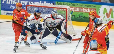  ?? Foto: Mathias Wild ?? In der Hauptrunde hatte der ESV Kaufbeuren (orange Trikots) gegen die Kassel Huskies in drei von vier Spielen das Nachsehen. Allerdings waren es meist recht enge Spiele. Nun treffen sich die beiden Mannschaft­en ab Donnerstag im Play-off-Halbfinale wieder.