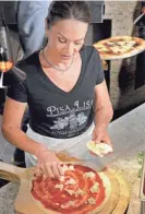  ?? DAHL RESTAURANT ?? Owner Lisa Dahl prepares a pizza at Pisa Lisa in Sedona.