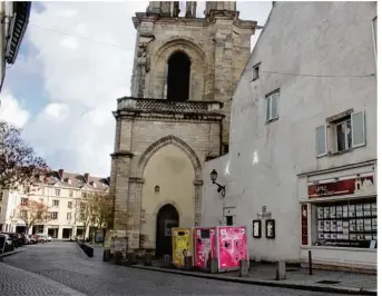  ??  ?? Deux Eco Box ont été installées au pied de la tour Saint-Maclou. Ils devraient être remplacés d’ici deux ans par des containers enterrés.