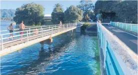  ?? Photo / Alison Smith ?? The one-lane Pepe Bridge in Tairua on a recent quiet summer’s evening.