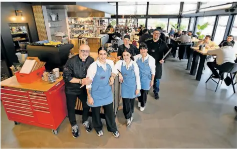  ?? FOTO: IRIS MARIA MAURER ?? Familie Chiara: (von links) Franco, Francesca, Giuliana und Daniela Chiara. Hinten die Köche Angela Jung und Johannes Zimmer.