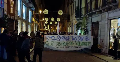  ?? (Optimabran­d) ?? Protesta Da piazza Castello a piazza dei Signori, lungo corso Palladio, per dire no alla Tav