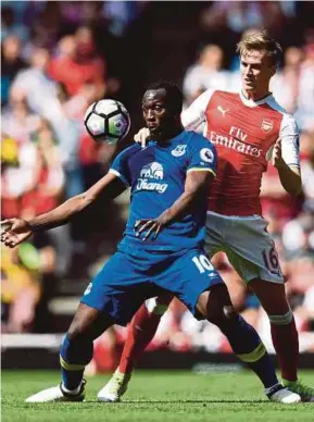  ?? REUTERS PIC ?? Everton’s Romelu Lukaku (left) battles for the ball with Arsenal’s Rob Holding at the Emirates Stadium on Sunday.