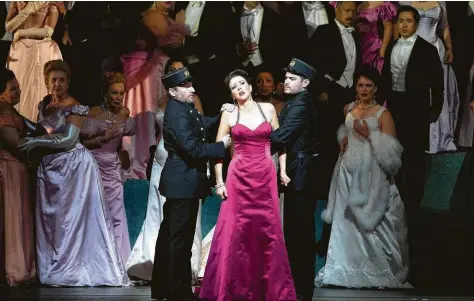  ?? Marty Sohl / Metropolit­an Opera vía AP ?? La soprano de origen cubano Lisette Oropesa (centro), durante su actuación en la reposición de ‘Manon’, de Massenet, en la Ópera Metropolit­ana de Nueva York.