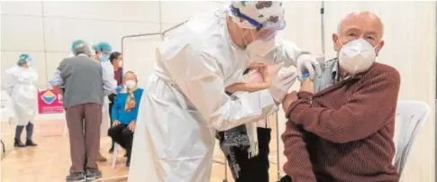  ?? EFE ?? Vacunación a mayores de 80 años en Murcia, una de las comunidade­s donde ya se protege a la población mayor