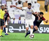  ?? Supplied photo ?? Al AIn’s Ruben Ribeiro (No. 10) vies for the ball with an Al Wahda player during their AGl match on Sunday. —