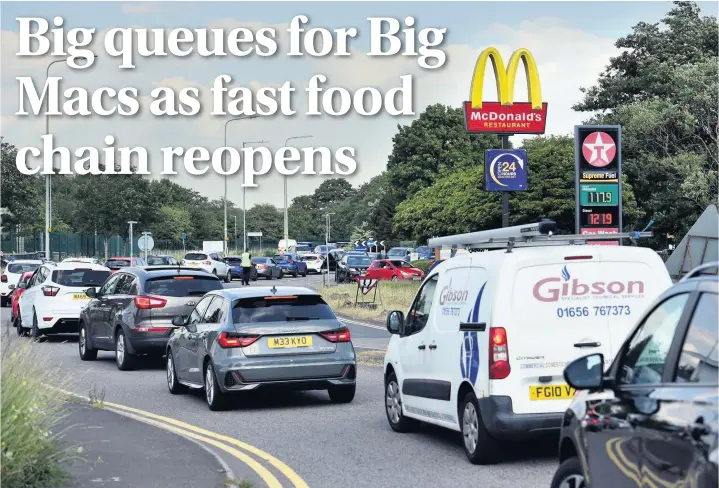  ?? RICHARD SWINGLER ?? Long queues at McDonald’s in Pencoed as the restaurant reopens for drive-thru service