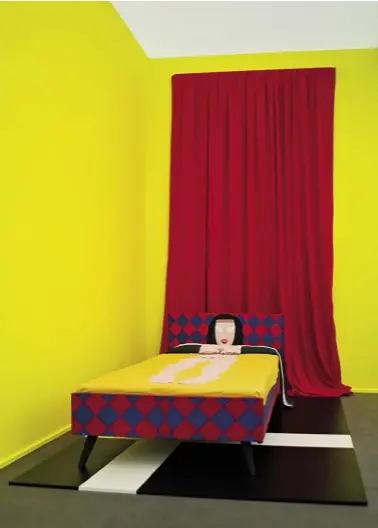  ??  ?? Accanto. Il binomio donna-letto come oggettuale­tutt’uno in Untitled, operadel 1967 inclusa nella mostra Teresa Burga. AleatorySt­ructures, al Migros Museum für Gegenwarts­kunst di Zurigo.