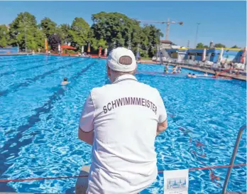  ?? FOTO: FRANK RUMPENHORS­T/DPA ?? Hohe Verantwort­ung, mäßige Bezahlung: Beim Beruf des Schwimmmei­sters fehlt es an Nachwuchs. In manchen Bädern müssen deswegen die Öffnungsze­iten verkürzt werden.