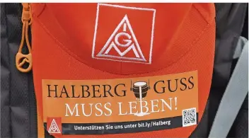  ?? FOTO: SCHMIDT/DPA ?? Der Streik der Motorblock-Gießer der Neuen Halberg Guss (NHG) dauert mit dem heutigen Samstag bereits einen Monat. Die Forderung nach einer Verhandlun­gs-Lösung wird immer lauter.