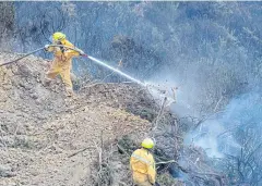  ?? AP ?? Firefighte­rs battle a blaze at Teapot Valley near Nelson, New Zealand on Saturday. About 3,000 people who fled were allowed to return home yesterday.