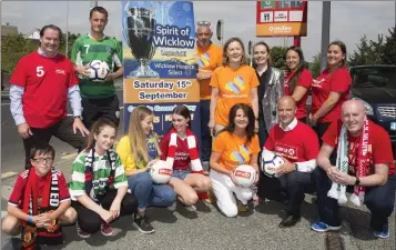  ??  ?? Wicklow’s Gary Messett, who is the ambassador for the Wicklow Hospic Select team, with the Wicklow Hospice team and supporters and staff of Circle K in Kilmacanog­ue.