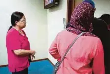  ??  ?? CHAI (kiri) ketika di Pejabat Wilayah Sarawak untuk pertemuan dengan pengarahny­a, Deddy Faisal Ahmad Salleh.