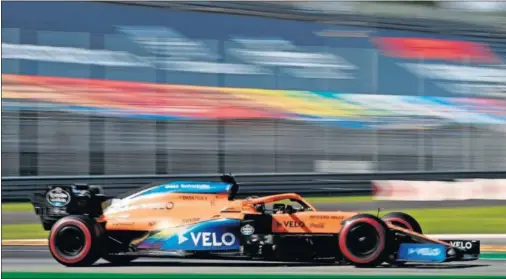  ??  ?? El McLaren de Carlos Sainz, en una de las rectas de Monza durante el GP de Italia en el que acabó segundo por detrás de Gasly.
