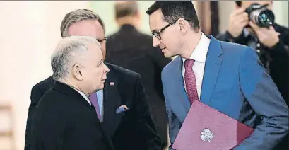  ?? JANEK SKARZYNSKI / AFP ?? El nou premier, Mateusz Morawiecki, a la dreta, saluda Kaczynski, ahir, després de prendre possessió