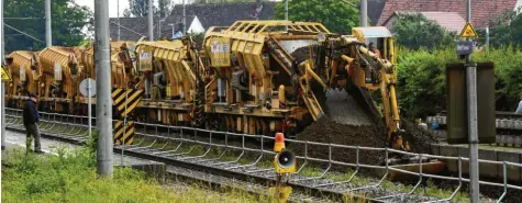  ?? Fotos: Marcus Merk ?? Derzeit wird das Richtungsg­leis zwischen Westheim und Gessertsha­usen erneuert – rund um die Uhr. Unsere Bilder zeigen Arbeiten am Bahnhof Diedorf.