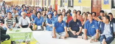  ??  ?? People attend a campaign gathering hosted by PRS at one of the longhouses in Selangau.