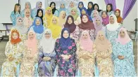  ??  ?? PESERTA kursus bergambar kenangan bersama Siti Zuraihan (duduk empat kiri), Ahayati (tiga kiri) serta tiga tenaga pengajar kursus jahitan.